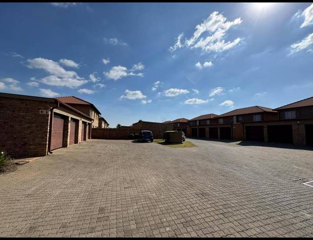 3 BEDROOM TOWNHOUSE FOR SALE IN ANNLIN